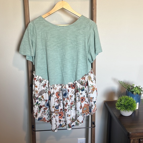 Peplum short sleeve top, size small - Picture 5 of 6